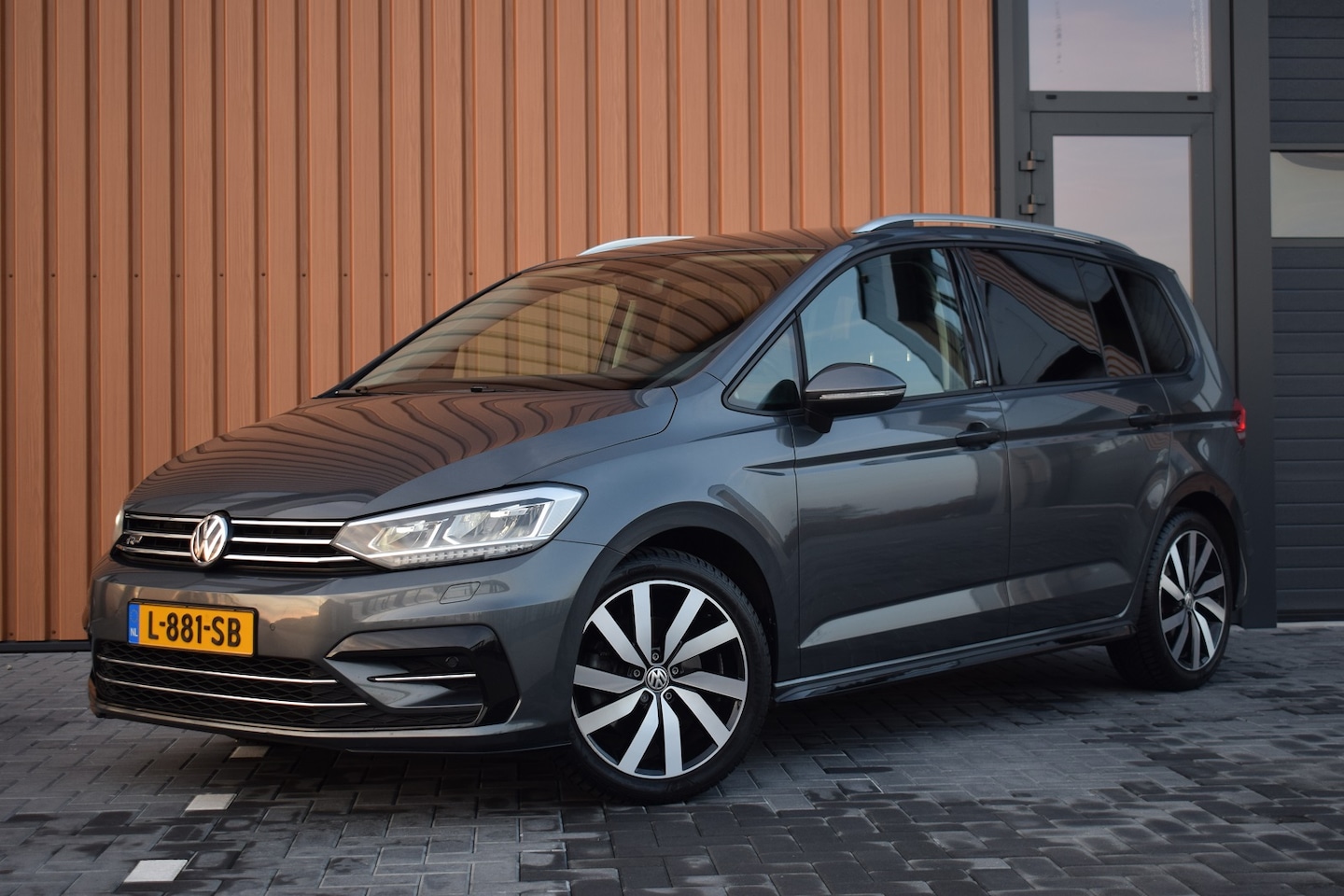 Volkswagen Touran - 1.5 TSI 150pk DSG R-line 7-Persoons | Trekhaak | Camera | LED | 18" - AutoWereld.nl