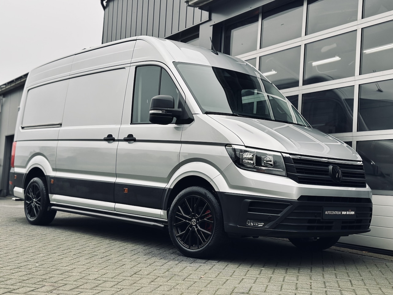 Volkswagen Crafter - 35 2.0 TDI L3H3 | Blackline | Navigatie | PDC | Trekhaak | Opstaptrede | Verwarmde voorrui - AutoWereld.nl