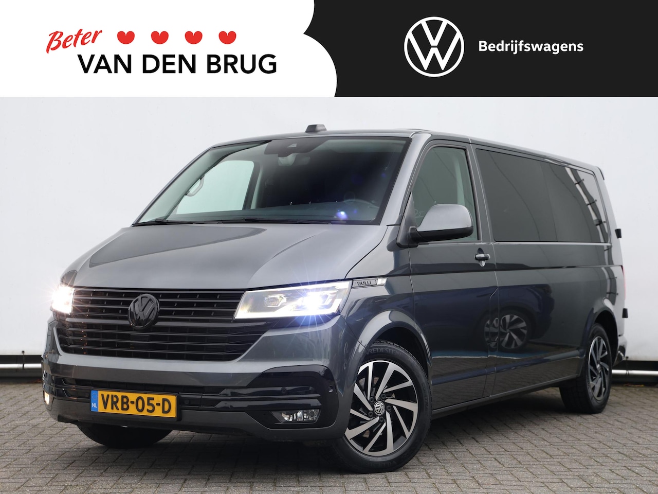 Volkswagen Transporter - 2.0 TDI 150PK DSG L2H1 Bulli 75-Edition | ACC | LED | Leder | Verlaagd | Glaslook | Camera - AutoWereld.nl