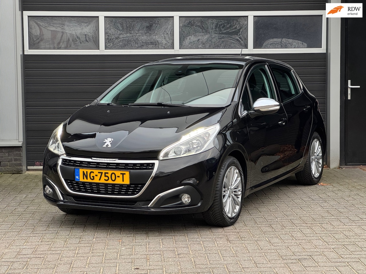 Peugeot 208 - 1.2 PureTech Blue Lease Premium Trekhaak, Pano, Cruise, PDC - AutoWereld.nl