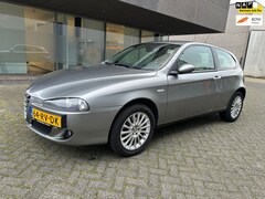 Alfa Romeo 147 - 1.6 T.Spark Distinctive CLIMAT BJ 9-2005 APK 3-2026