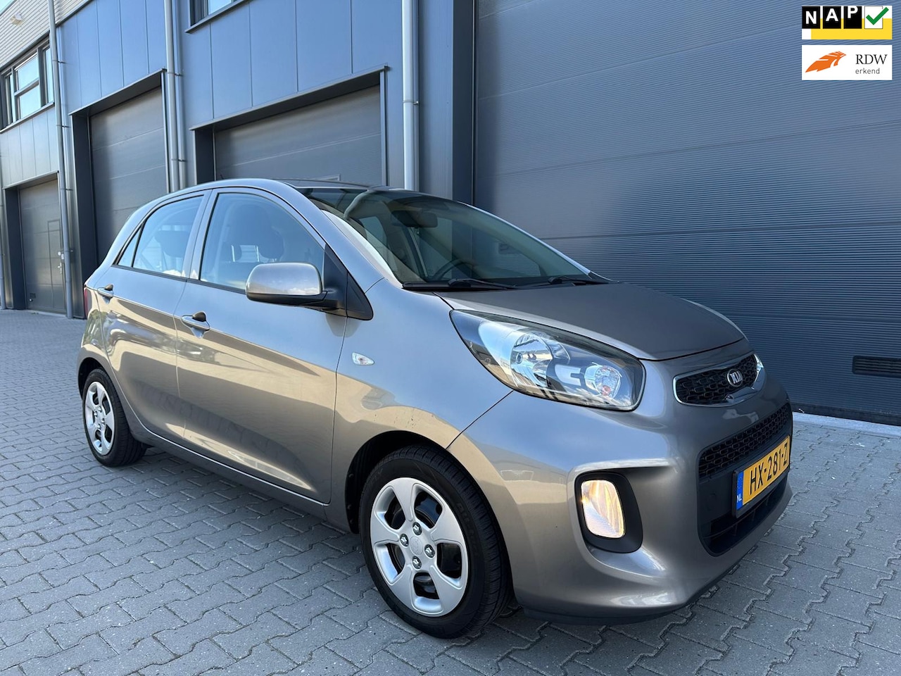 Kia Picanto - 1.0 CVVT COMFORTLINE + 5DRS + BJ016 + AIRCO - AutoWereld.nl