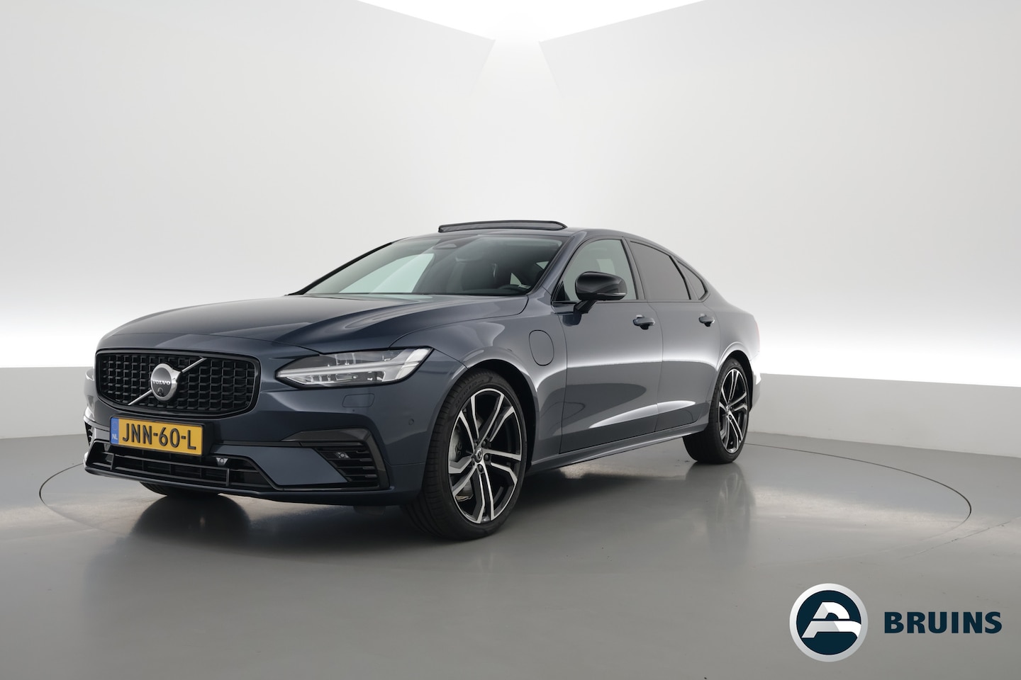 Volvo S90 - 2.0 T8 AWD Plus Dark | Luchtvering | Pano | Blis | ACC | Elek. stoel+mem. | Stuur- & 4x st - AutoWereld.nl