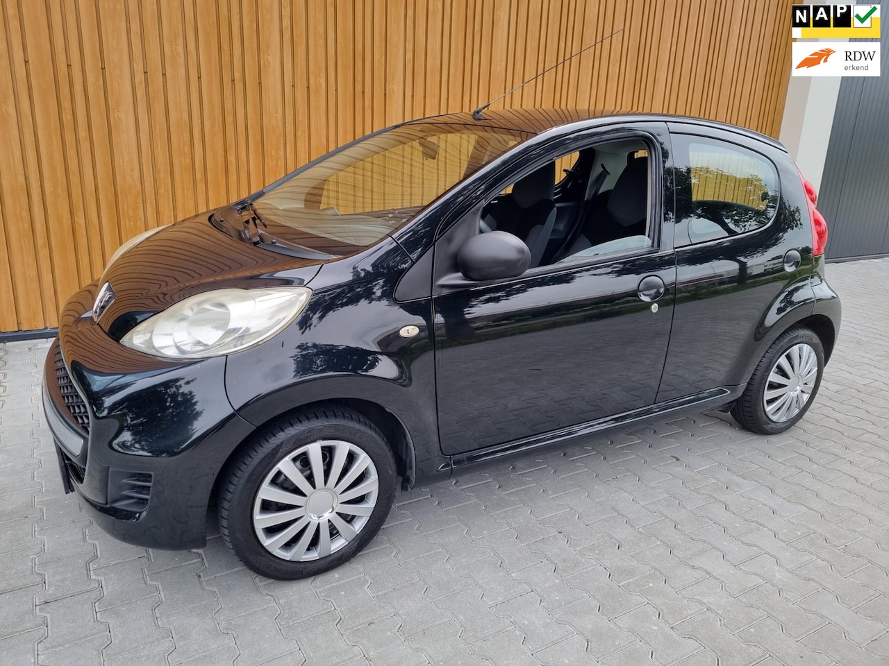 Peugeot 107 - 1.0-12V XR + BJ2011 + 5DRS + AIRCO - AutoWereld.nl