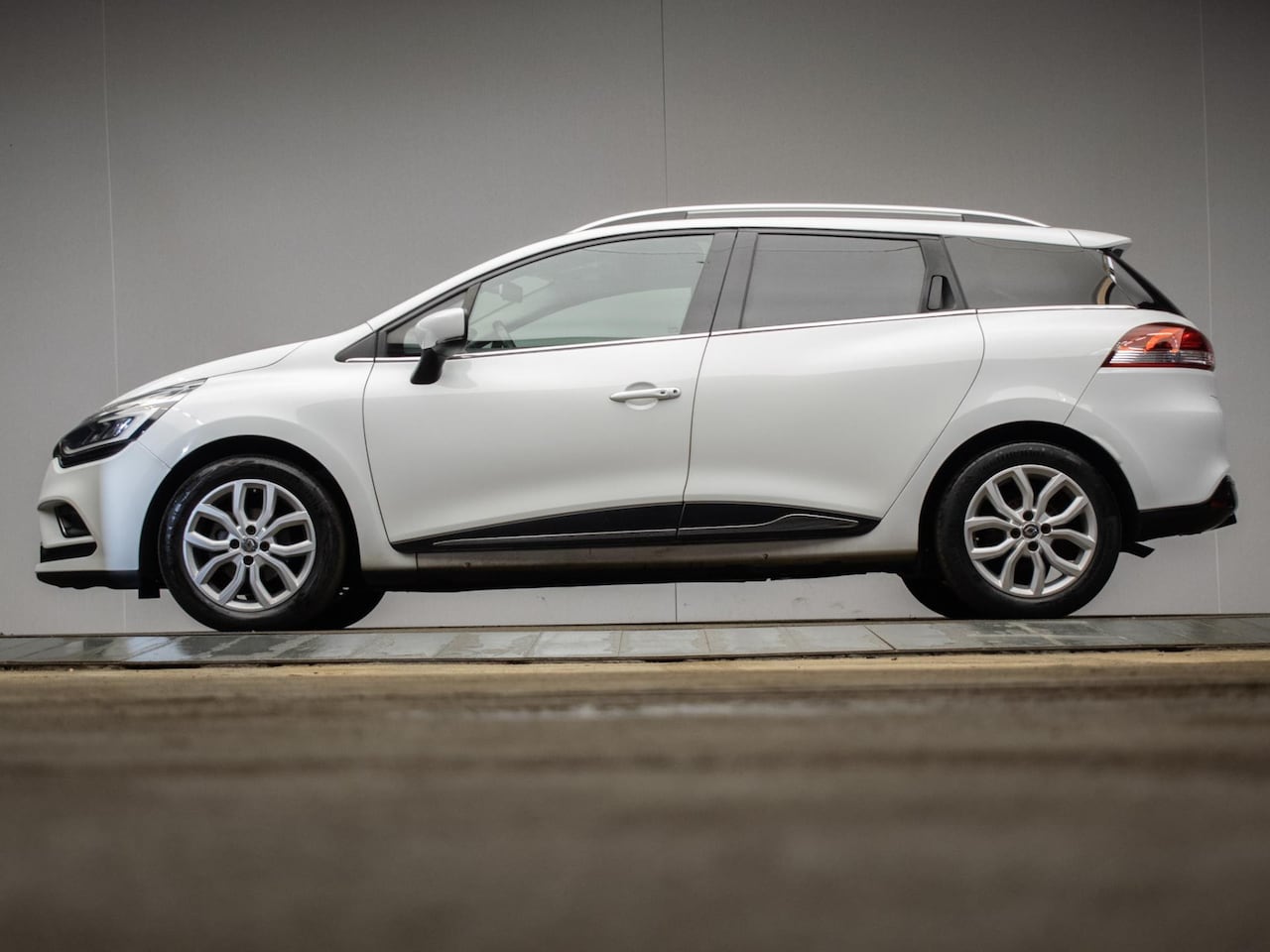 Renault Clio Estate - 0.9 TCe Intens Sport (NAVI,CLIMATE,CRUISE,PDC,GETINT,BLUETOOTH,ELEKTRISCH PAKKET,SPORTSTOE - AutoWereld.nl