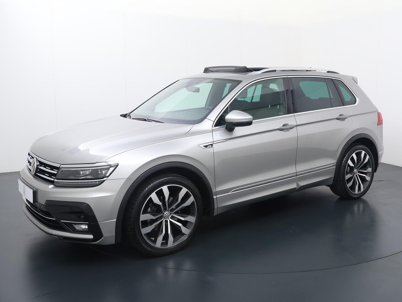 Volkswagen Tiguan - 1.5 TSI ACT Highline Business R | 150 PK | Automaat | Trekhaak wegklapbaar | Panoramadak | - AutoWereld.nl