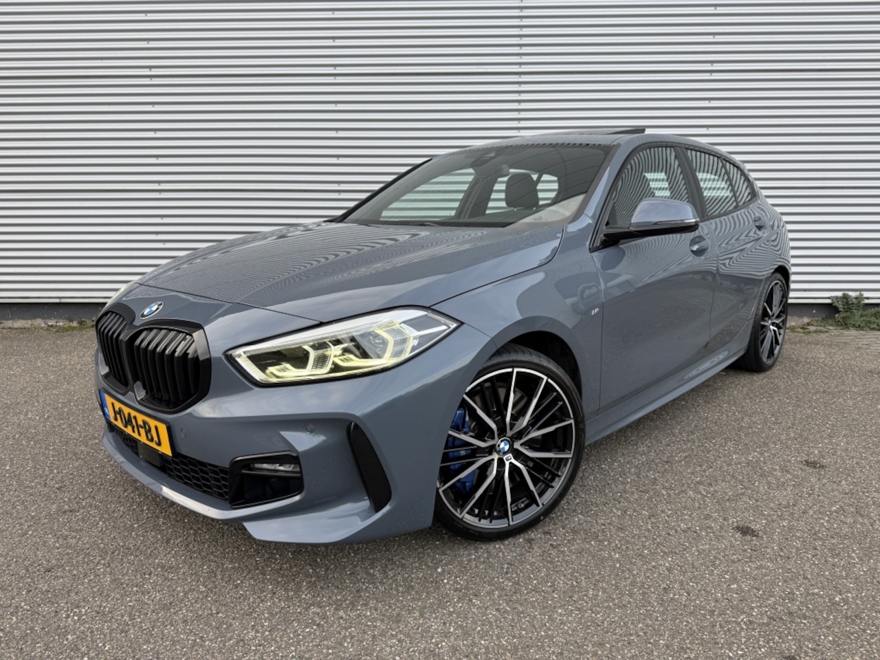 BMW 1-serie - 118i High Exec. Ed. M-SPORT PANO TREKHAAK NAP DEALER OH 19" MEMO - AutoWereld.nl