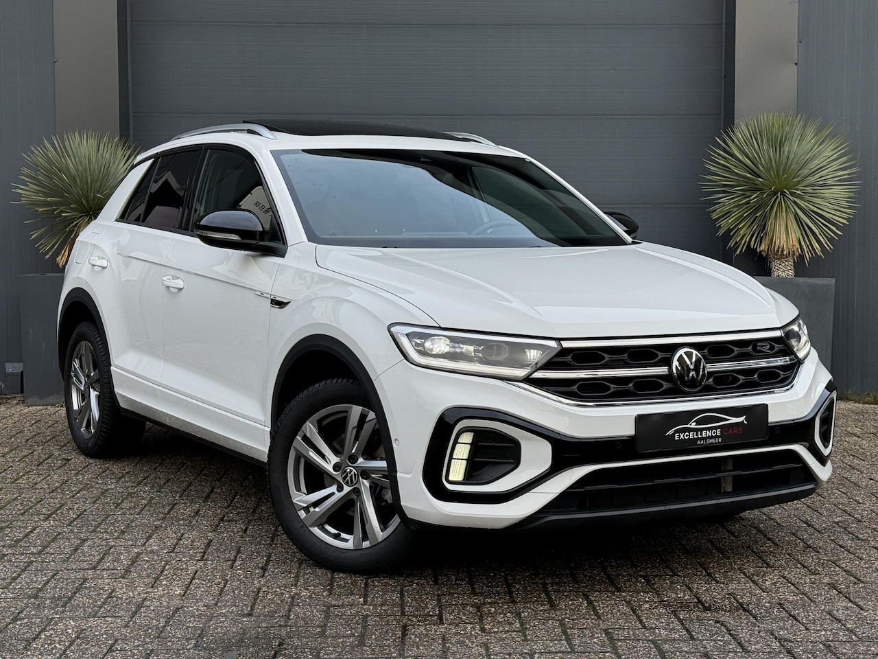 Volkswagen T-Roc - 1.5 TSI 3x R-Line Pano/Automaat/Keyless/Led - AutoWereld.nl