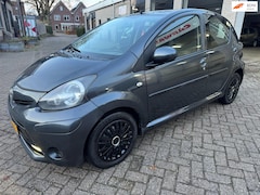 Toyota Aygo - 1.0 VVT-i Dynamic Orange AIRCO LED 116847 KM O.H BOEKJES ONDERHOUDS BEURT GEHAD.NETTE STAA