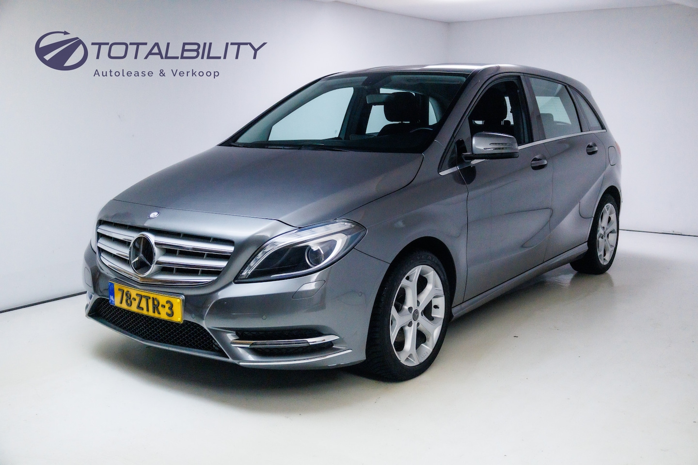 Mercedes-Benz B-klasse - 180 Ambition automaat | Navigatie | Trekhaak | Parkeersensoren V+A | All season banden | 1 - AutoWereld.nl