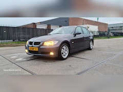 BMW 3-serie - 320i High Executive BMW 320i Airco APK 6-10-26 tel 0️⃣6️⃣ 1️⃣9️⃣9️⃣0️⃣3️⃣1️⃣1️⃣0️⃣