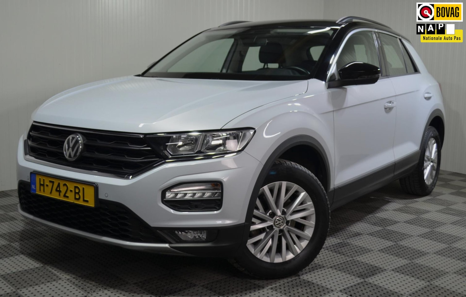 Volkswagen T-Roc - 1.0 TSI Style / Adap. Cruise / Carplay / Trekhaak /Camera / NL auto / 1 eigenaar - AutoWereld.nl