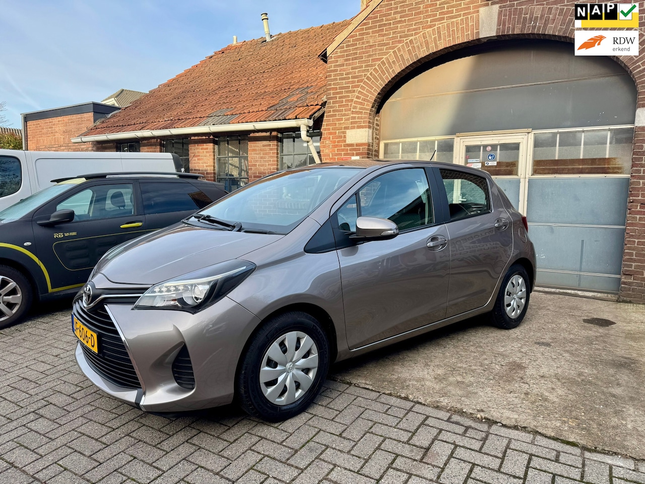 Toyota Yaris - 1.0 VVT-i Aspiration I AIRCO I NAVI I 23.000 KM I EERSTE EIGENAAR - AutoWereld.nl