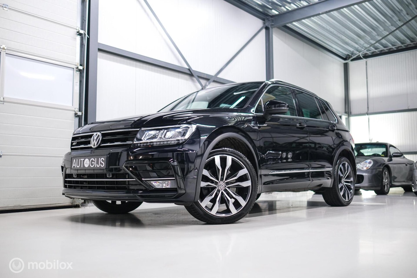 Volkswagen Tiguan - 2.0 TSI 4Motion Highline Business R 230 pk | HUD | Panorama | Virtual cockpit | Trekhaak | - AutoWereld.nl