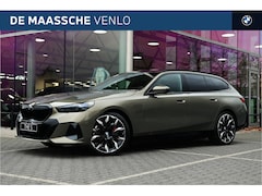 BMW 5-serie Touring - 530e M Sport Automaat / Panoramadak / Trekhaak / Bowers & Wilkins / Adaptieve LED / Comfor