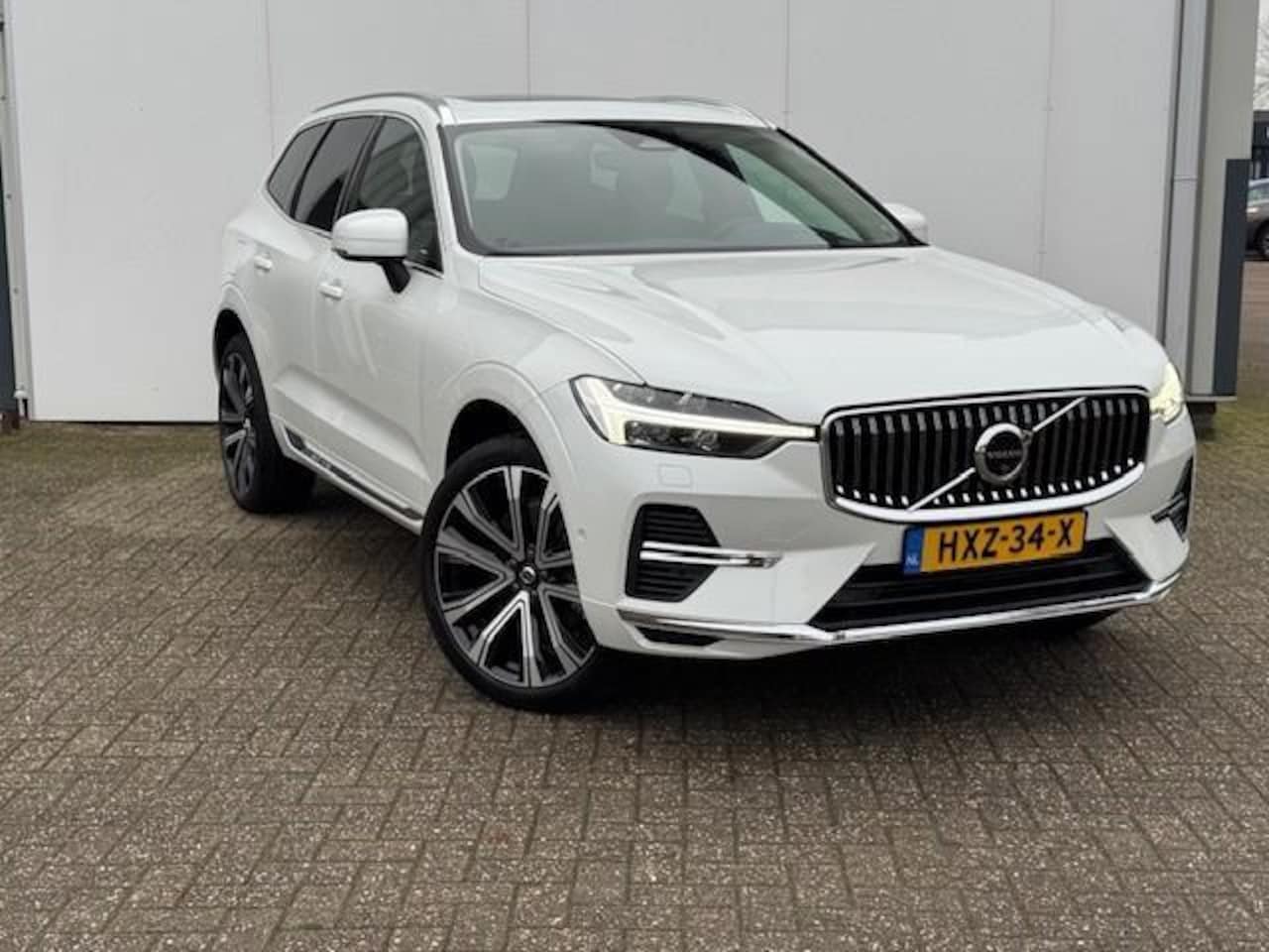 Volvo XC60 - 2.0 T6 hybrid AWD Plus Bright|Pano|PAS v/a|el.bed.stoelen|trekh.| - AutoWereld.nl