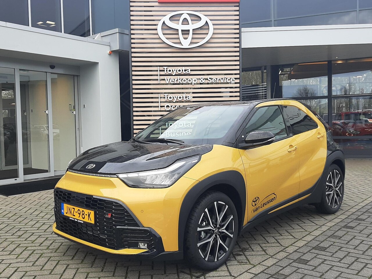 Toyota Aygo X - Hybrid 115 GR Sport NIEUW DIRECT LEVERBAAR JBL-AUDIO STOELVERW KEYLESS PARK-SENSOREN LM-VE - AutoWereld.nl