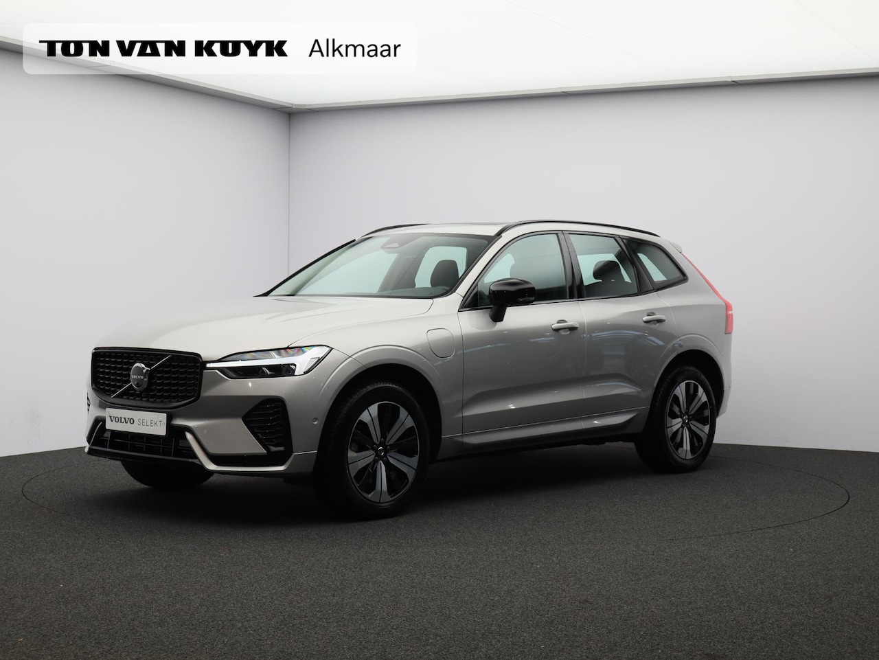Volvo XC60 - T6 AWD Plug-in hybrid AWD Plus Dark / Trekhaak / Pan. dak / Elektr. bed. stoelen / Stoel+s - AutoWereld.nl