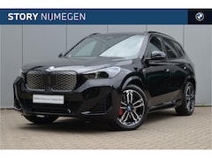 BMW iX1 - eDrive20 M Sport / Panoramadak / Achteruitrijcamera / Sportstoelen / M Adaptief onderstel