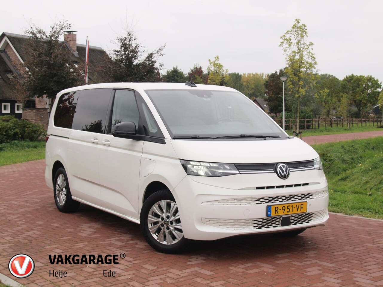 Volkswagen Multivan - 1.4 eHybrid L2H1 Life | 7 persoons | Camera | Apple Carplay | NL-Auto | - AutoWereld.nl