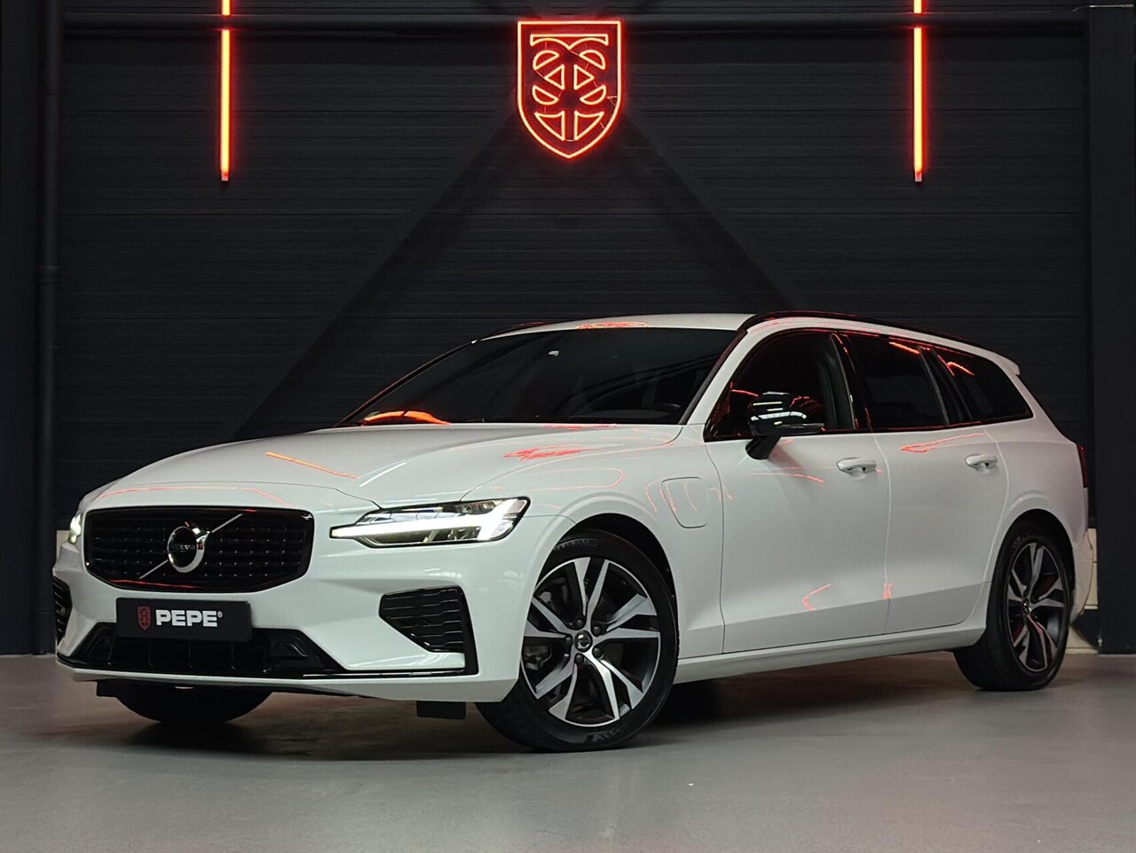 Volvo V60 - T6 Recharge AWD Business Pro |H&K|CAMERA|STUURVERW. - AutoWereld.nl