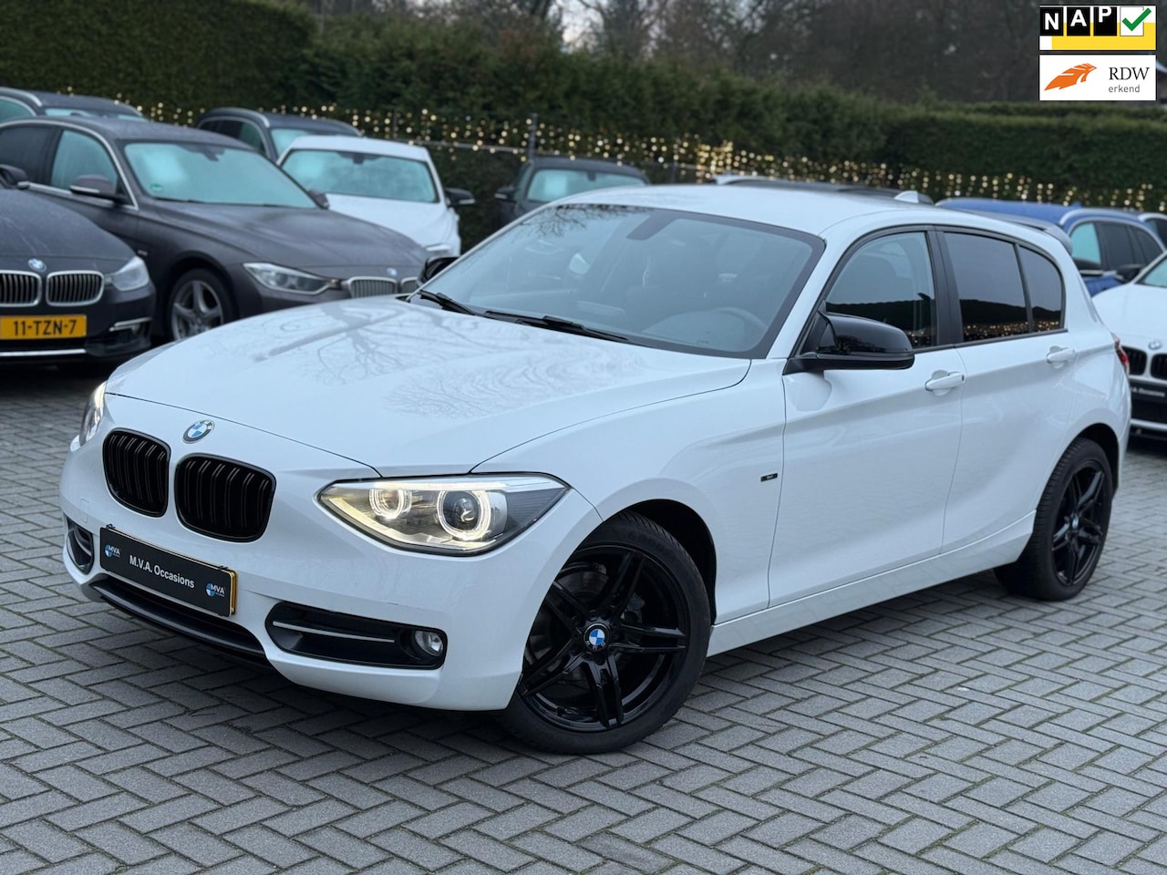 BMW 1-serie - 116i Business+ Sport|Ketting + Klepseals vervangen|Led|17 inch M|Airco|Nette staat.. - AutoWereld.nl