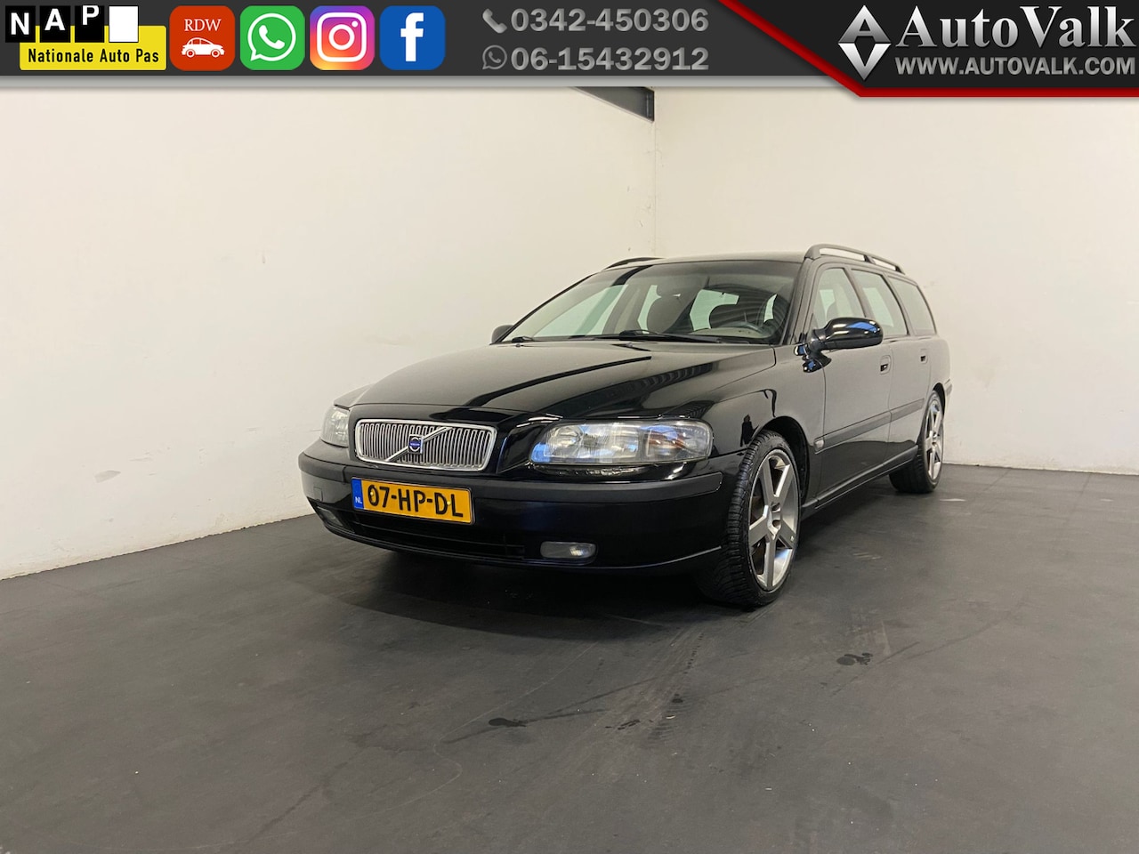 Volvo V70 - 2.4 Comfort Line. Trekhaak. 12-2026 APK! - AutoWereld.nl