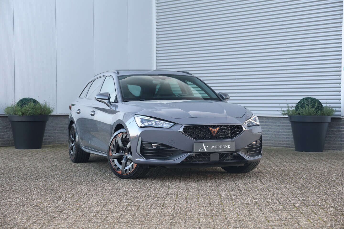 CUPRA Leon Sportstourer - 1.4 e-Hybrid VZ Copper Edition 245pk Pano|DCC|Cam|Stuurvw|Dealerondh|Graphene - AutoWereld.nl