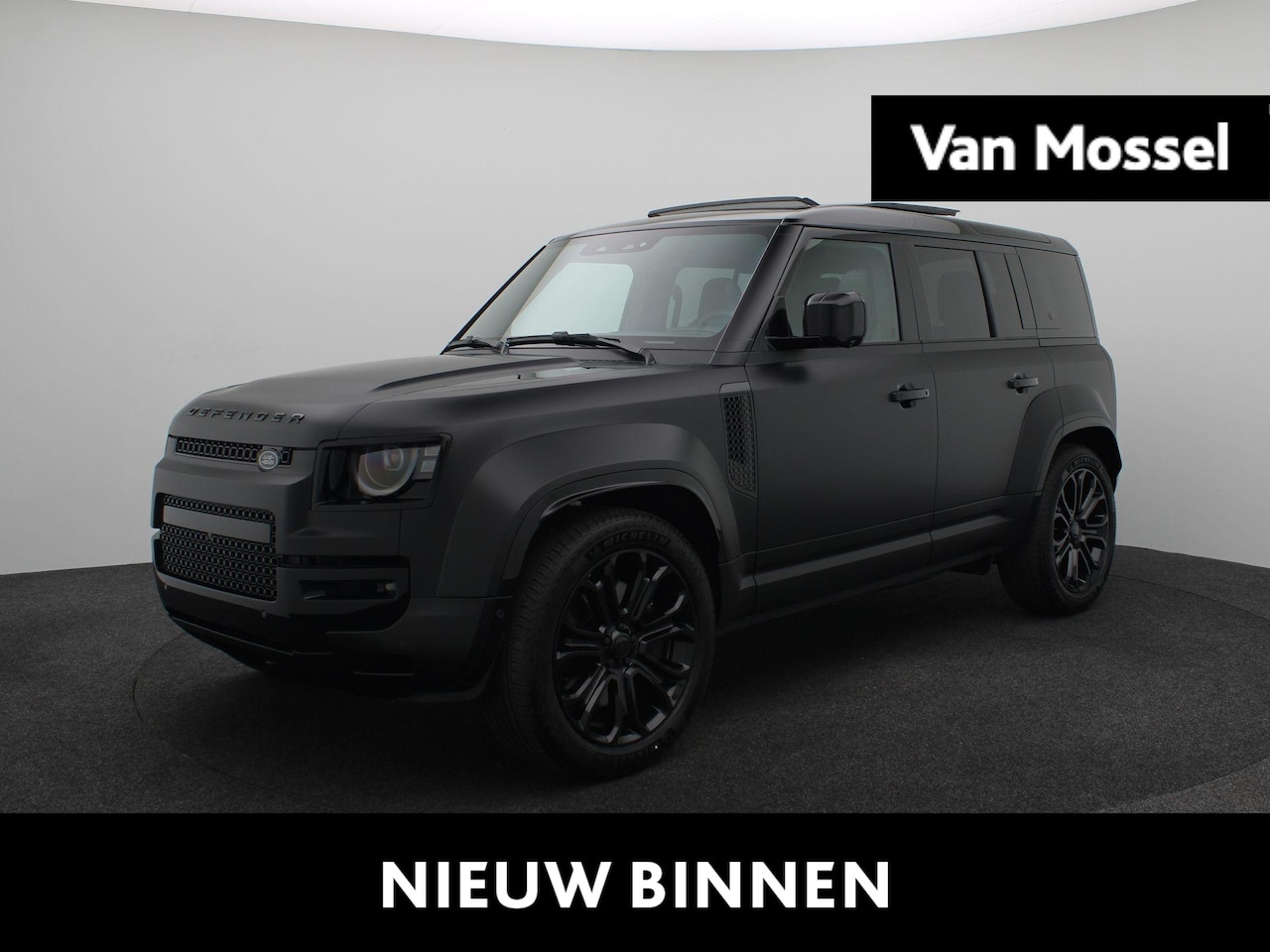 Land Rover Defender 110 - 4.4 P635 Octa Black | 22" Wielen | 6D Dynamics onderstel | Satin Xpel wrap | el. trekhaak - AutoWereld.nl