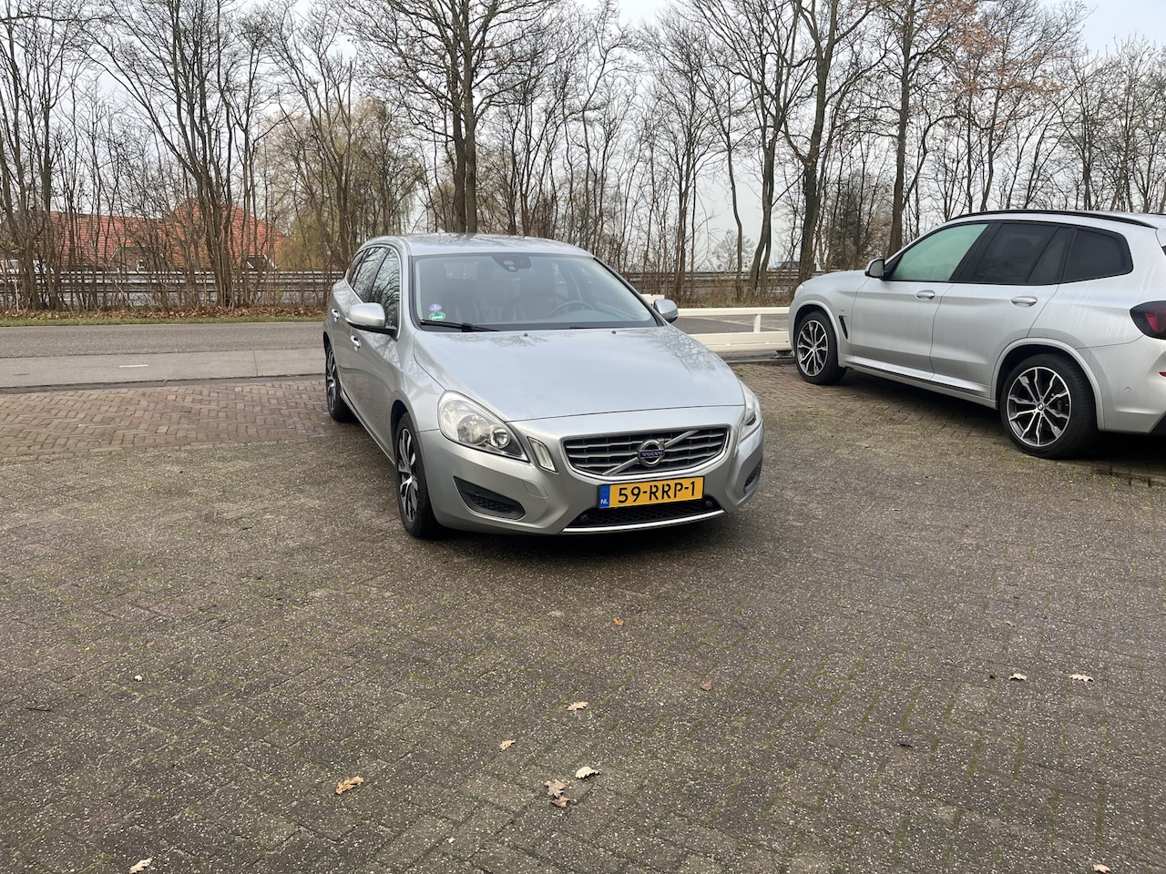 Volvo V60 - 1.6 T3 Momentum PDC V+A STOELVERWARMING LEER - AutoWereld.nl