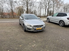 Volvo V60 - 1.6 T3 Momentum PDC V+A STOELVERWARMING LEER