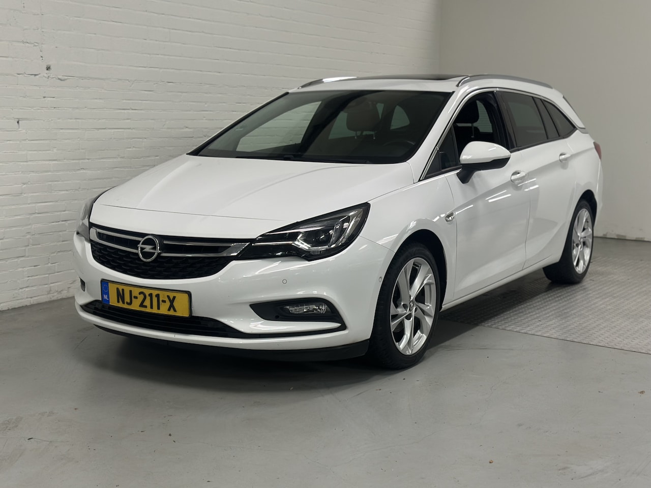 Opel Astra Sports Tourer - 1.6 CDTI Innovation CLIMA /NAVI /LEER / TREKHAAK - AutoWereld.nl