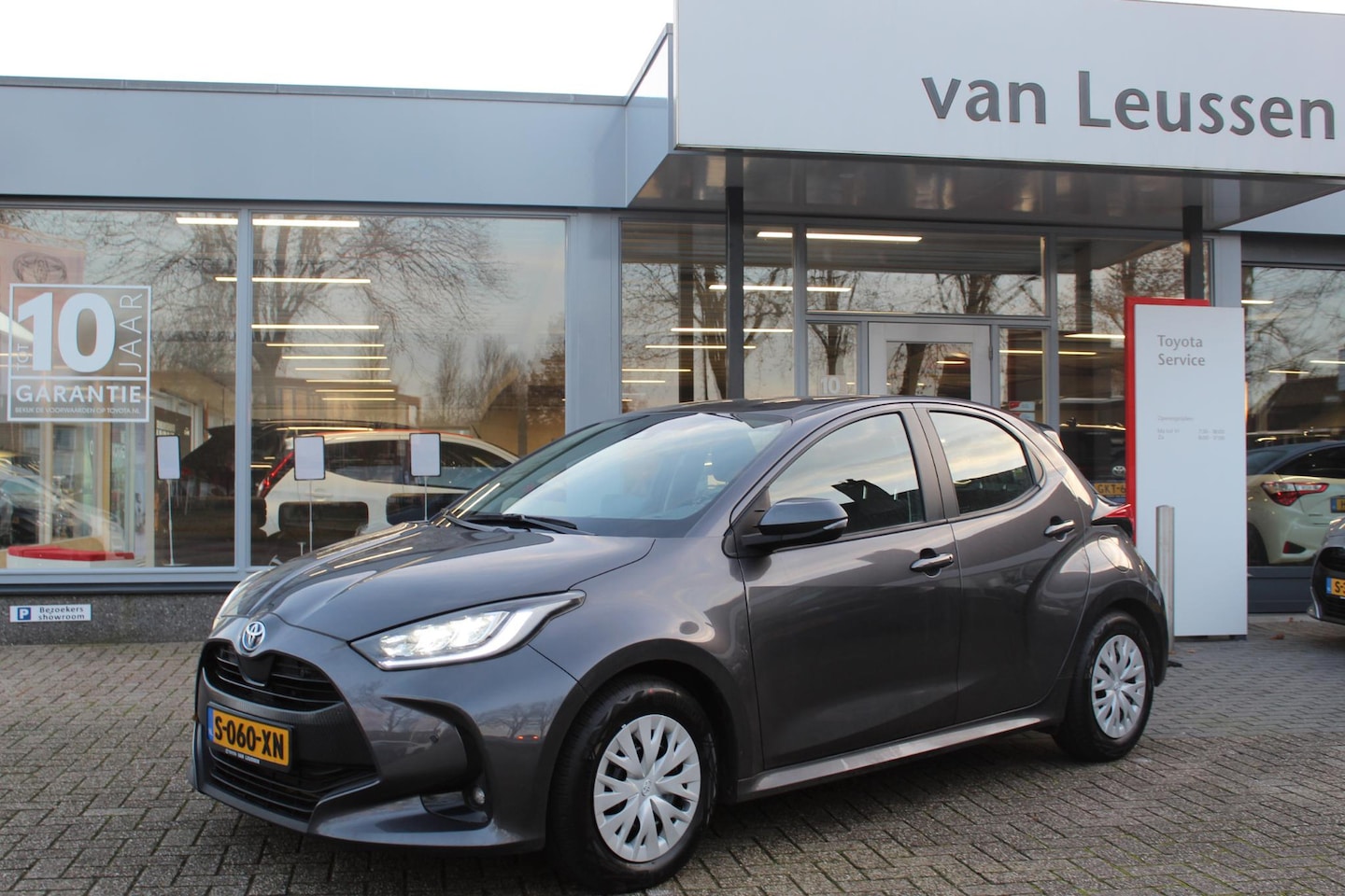 Toyota Yaris - 1.5 Hybrid BUSINESS BLIND SPOT STOELVERW PARK-SENSOREN 15' AD-CRUISE CAMERA KEYLESS - AutoWereld.nl