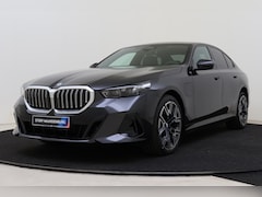 BMW 5-serie - 530e M Sport Automaat / Panoramadak / Trekhaak / Adaptieve LED / Achteruitrijcamera / Park