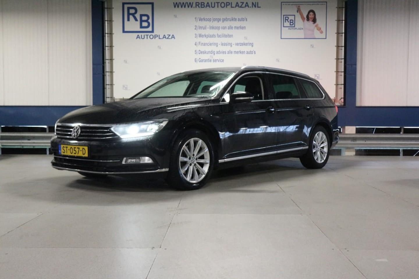 Volkswagen Passat Variant - 1.6 TDI Highline / LEER / AUTOMAAT / BLACK ON BLACK ! - AutoWereld.nl
