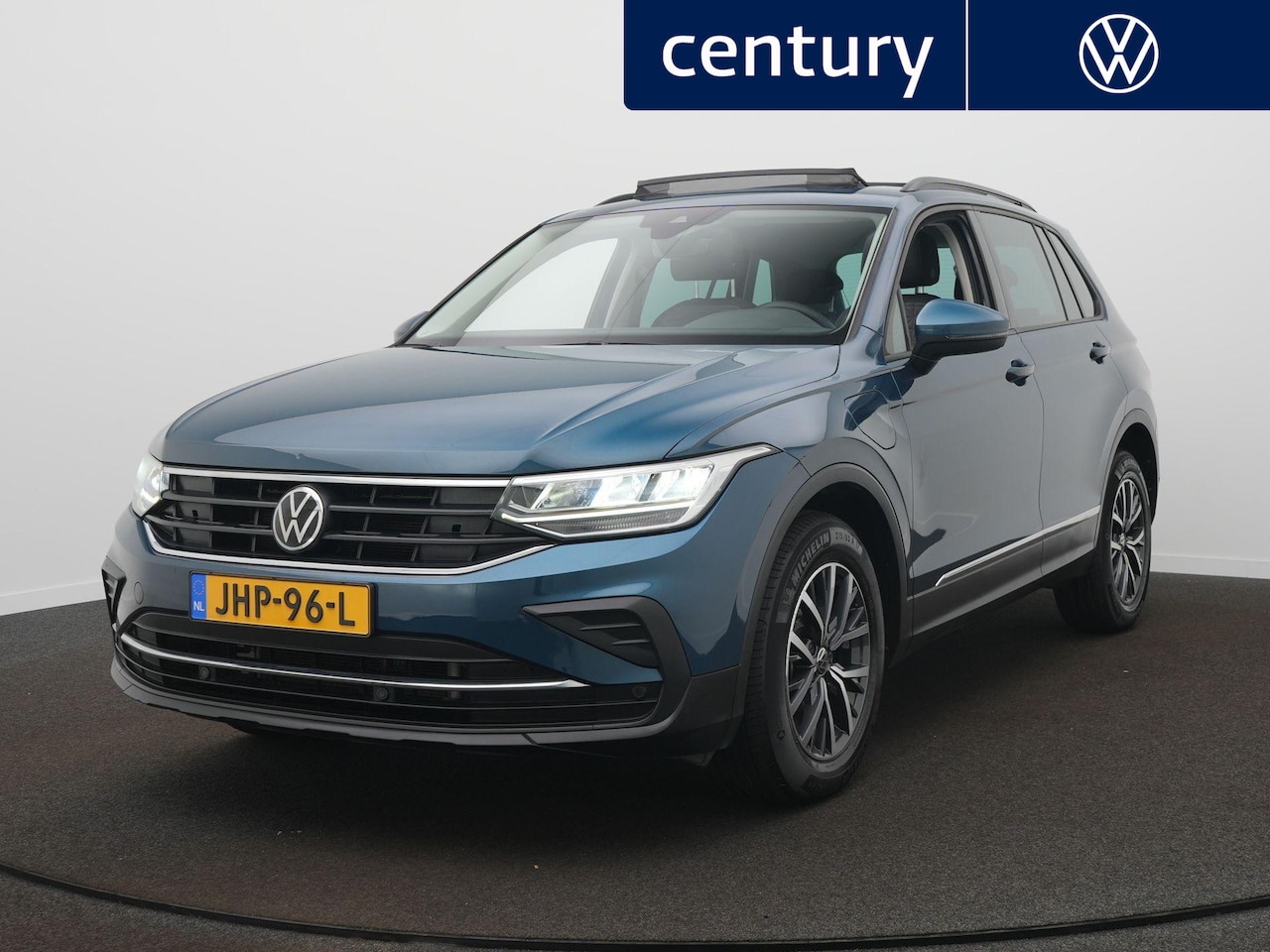 Volkswagen Tiguan - 1.4 TSI eHybrid Life Business+ Panodak - LED - Side assist - PDC - AutoWereld.nl