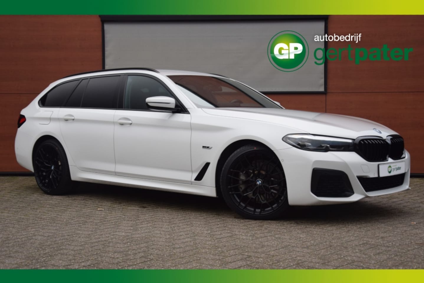 BMW 5-serie Touring - 530e xDrive M-Sport Trekhaak/HeadUp/Camera/Shadowline - AutoWereld.nl