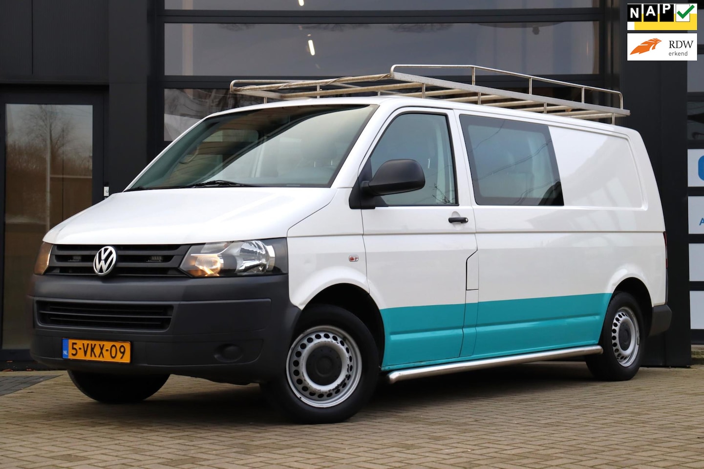 Volkswagen Transporter - 2.0 TDI L2H1 DC Trendline | NAP | Eerste Eigenaar | 102 PK | 5 Persoons | Trekhaak - AutoWereld.nl