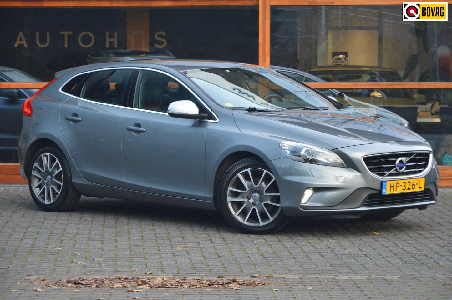 Volvo V40 - 2.0 D2 R-Design | Stoelverwarming | Parkeersensoren | Cruise Control | Bluetooth | - AutoWereld.nl