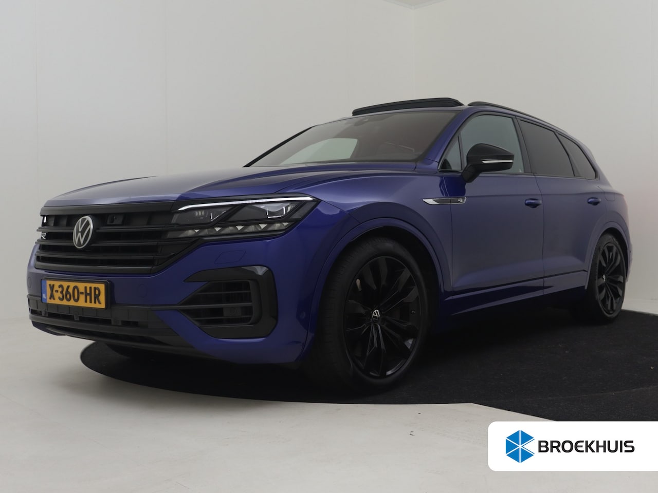 Volkswagen Touareg - 3.0 TSi eHybrid 4MOTION R 462pk | Trekhaak | Dodehoekdetectie | 360 camera | Panorama dak - AutoWereld.nl