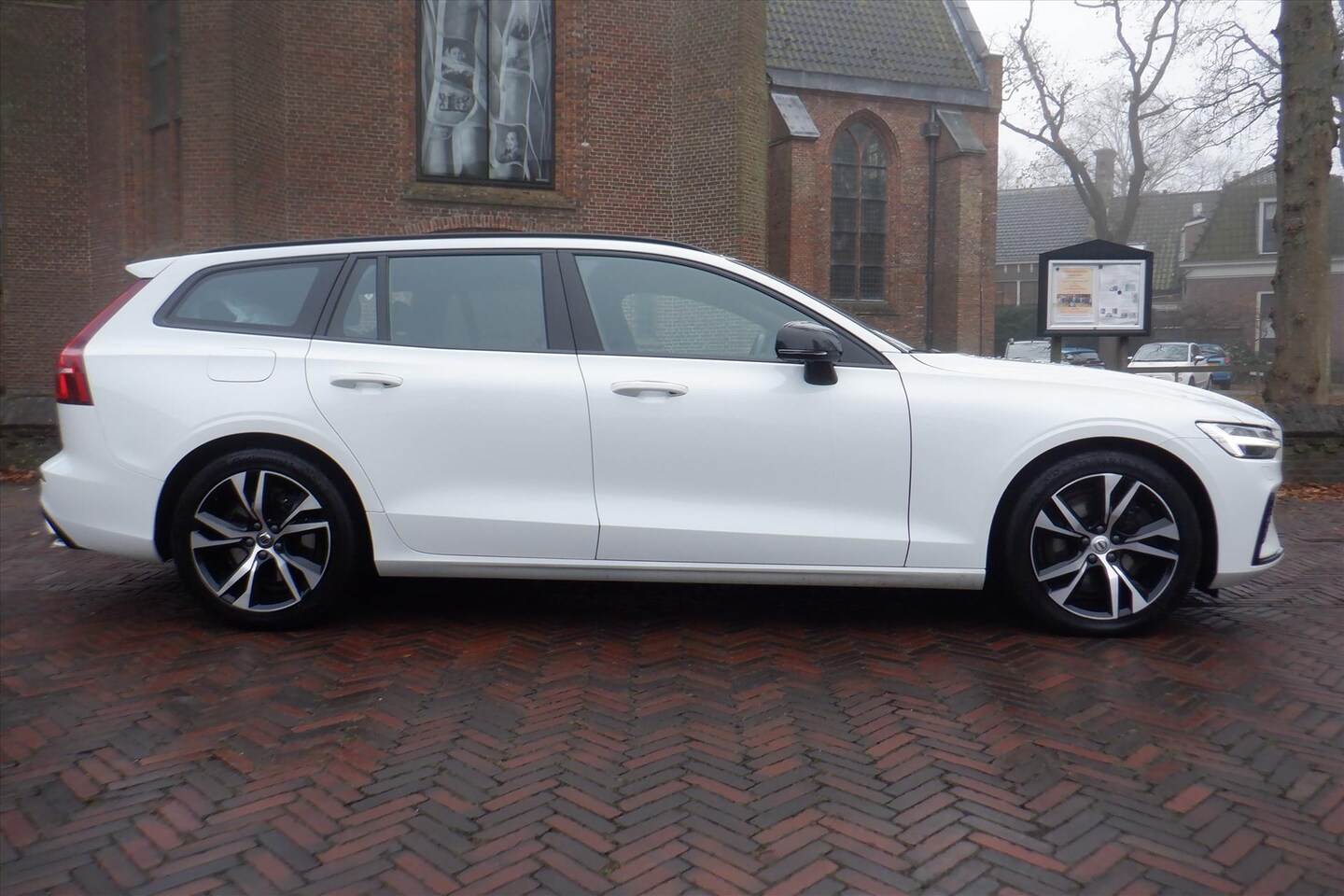 Volvo V60 - T6 Twin Engine 350pk AWD Aut Plus Dark - AutoWereld.nl