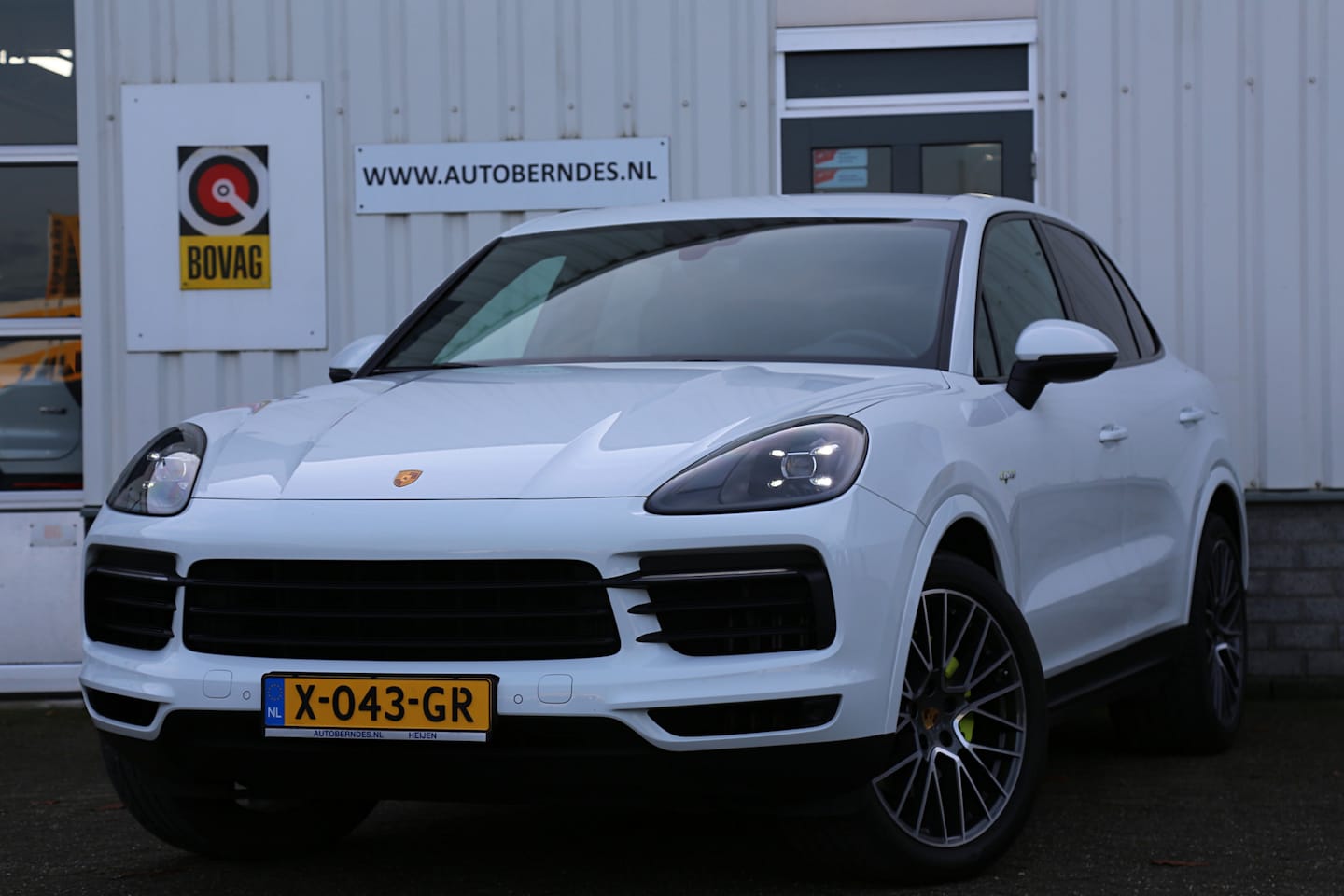 Porsche Cayenne - 3.0 E-Hybrid 462PK Plug in*Perfect Onderh.*Luchtvering/PASM/Black Pack/Sportuitlaat/Sport - AutoWereld.nl