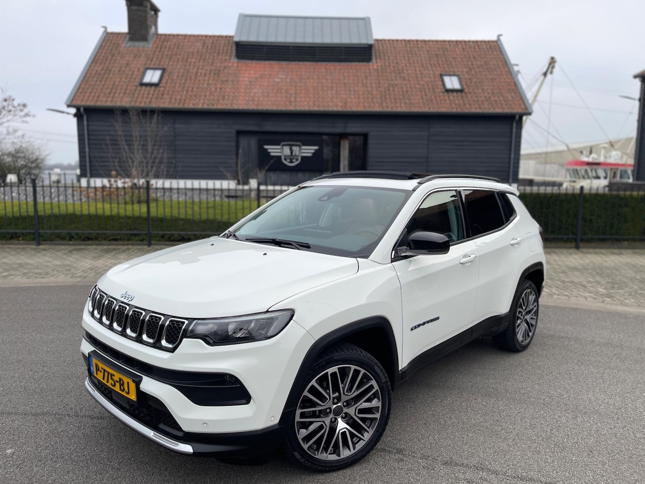 Jeep Compass - 4xe 190PK Plug-in Hybrid Electric LIMITED-ED PANORAMADAK NAVI-CAMERA LEER TREKHAAK - AutoWereld.nl