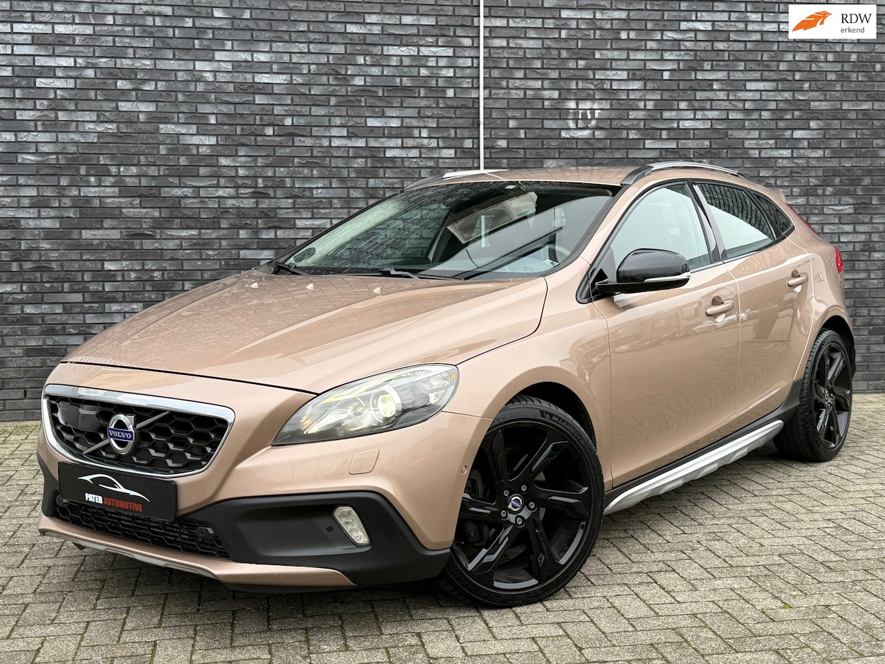 Volvo V40 Cross Country - 2.5 T5 255pk+ AWD R-Design Automaat|Camera|IntelliSafe Pro|Leder|19 Inch|Bi-Xenon|Vol opti - AutoWereld.nl