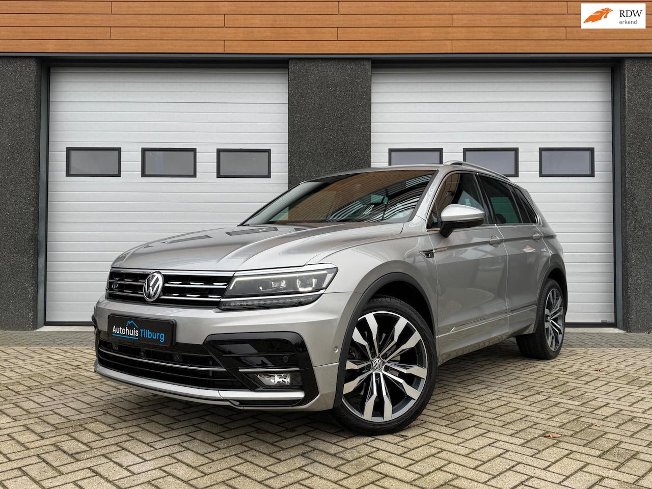 Volkswagen Tiguan - 2.0 TSI 4Motion 3x R-Line 220PK Pano Trekhaak Keyless - AutoWereld.nl