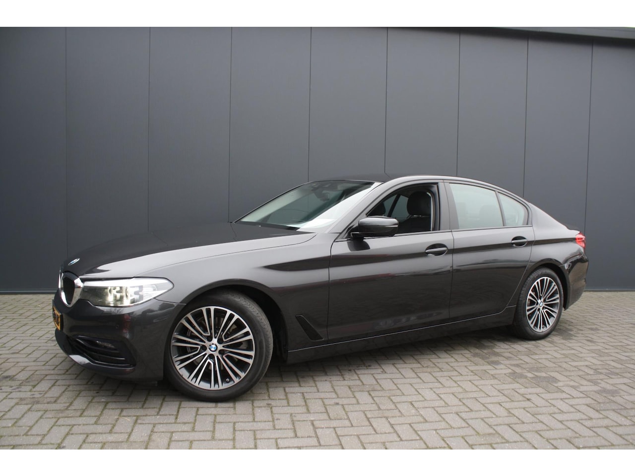 BMW 5-serie - 520i Executive Edition - NAVIGATIE - TREKHAAK - LED - 1e EIGENAAR - AutoWereld.nl