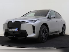BMW iX - xDrive45 M Sport / Panoramadak Sky Lounge / Trekhaak / M Multifunctionele Stoelen / Parkin