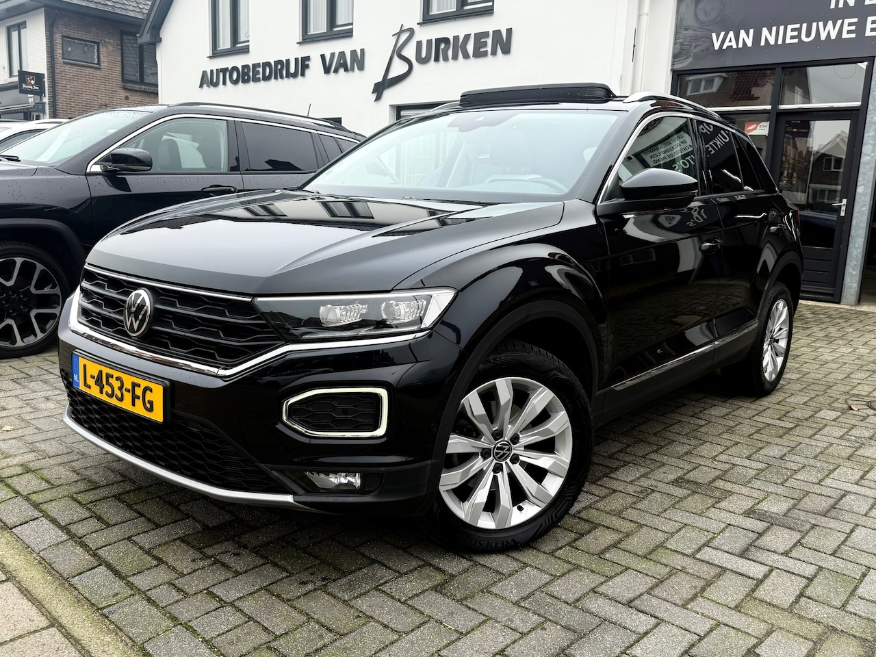 Volkswagen T-Roc - 1.5 TSI Sport 1.5 TSI Sport,Panoramadak,Trekhaak,Apple Carplay/Android,L.M.Velgen - AutoWereld.nl