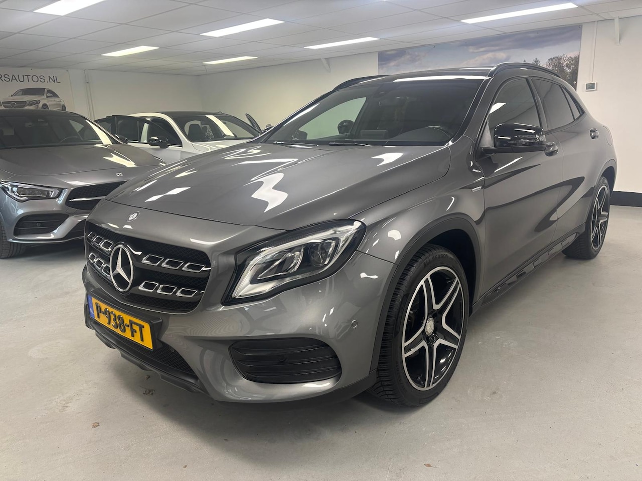 Mercedes-Benz GLA-Klasse - 200 Premium Plus Panorama Camera Ambilight Edition - AutoWereld.nl