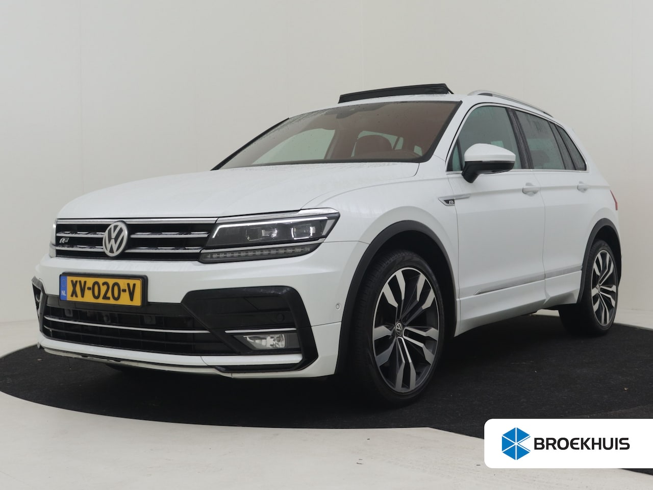 Volkswagen Tiguan - 2.0 TSI 4Motion Highline Business R 230pk DSG/AUTO | Panorama dak | 360 camera | Dodehoekd - AutoWereld.nl